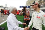 Bernie Ecclestone (Formel-1-Chef) mit Romain Grosjean (Lotus) 