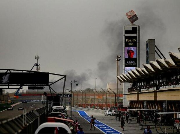 Rauchwolke hinter dem Bahrain International Circuit