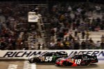 Zieleinlauf: Kurt Busch (KBM) gegen Denny Hamlin (Gibbs) 