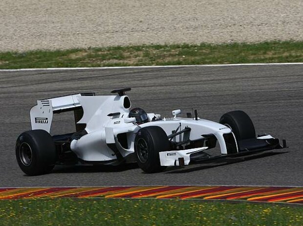 Titel-Bild zur News: Nick Heidfeld bei den ersten Tests mit Pirelli-Reifen im August 2010