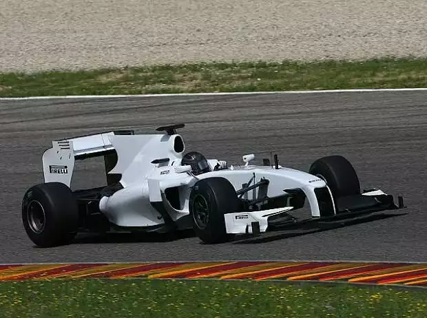 Nick Heidfeld bei den ersten Tests mit Pirelli-Reifen im August 2010 Titel-Bild zur News: Nick Heidfeld bei den ersten Tests mit Pirelli-Reifen im August 2010