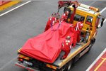 Der Ferrari von Fernando Alonso wird zur Box geschleppt
