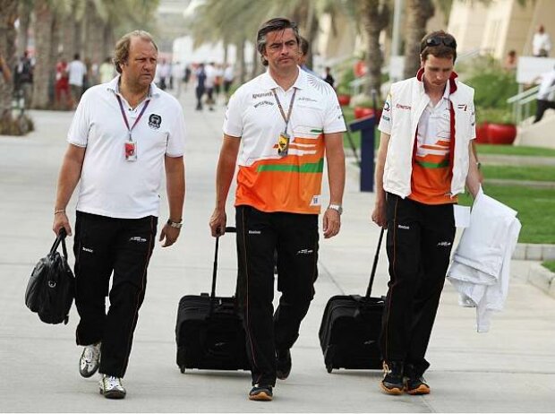 Force-India-Mitarbeiter im Paddock in Bahrain