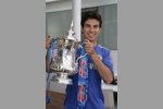 Sergio Perez (Sauber) mit Chelseas FA-Cup