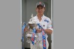 Kamui Kobayashi (Sauber) mit Chelseas FA-Cup