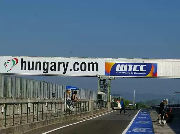Boxengasse am Hungaroring Titel-Bild zur News: Boxengasse am Hungaroring