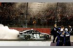 Jimmie Johnson (Hendrick) zelebriert den Hendrick-Jubiläumssieg mit einem satten Burnout