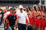 Timo Glock (Marussia) und Michael Schumacher (Mercedes) 