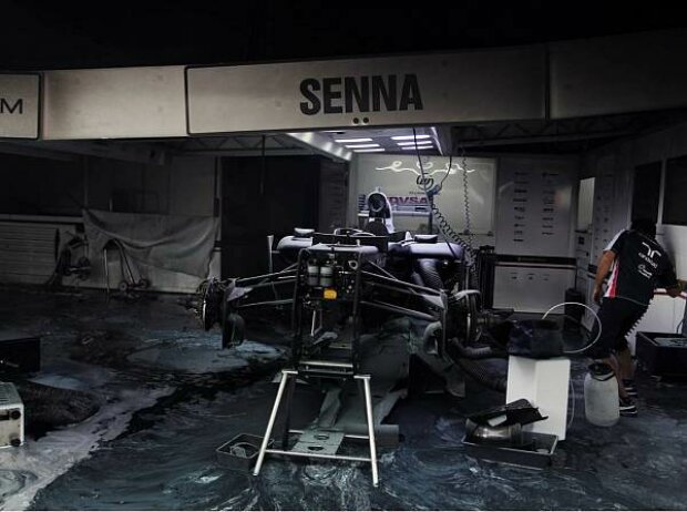 Titel-Bild zur News: Bruno Sennas Chassis in der ausgebrannten Williams-Garage