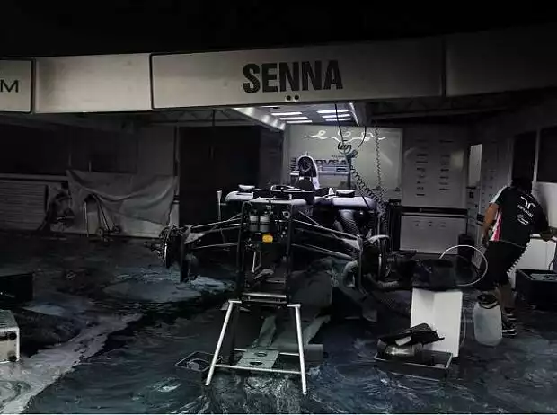 Bruno Sennas Chassis in der ausgebrannten Williams-Garage Titel-Bild zur News: Bruno Sennas Chassis in der ausgebrannten Williams-Garage