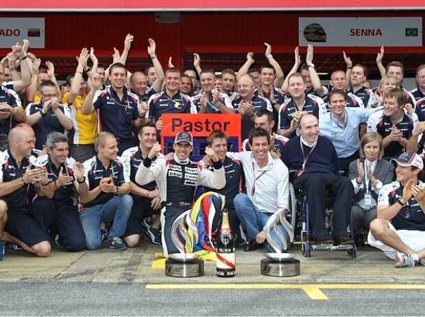 Titel-Bild zur News: Das Williams-Team feiert den ersten Sieg von Pastor Maldonado