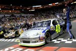 Pit-Crew-Challenge: Jimmie Johnson (re.) schlägt Denny Hamlin