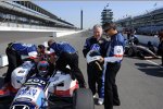 Mario Andretti kutschiert seinen Zwillingsbruder Aldo um Indy herum