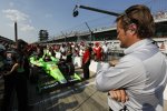 IndyCar-Renndirektor Beaux Barfield beobachtet James Hinchcliffe (Andretti) 
