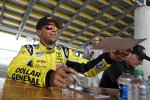 Darrell Wallace Jr. gibt Autogramme