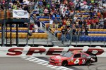 Ricky Stenhouse (Roush) gewann zum dritten Mal in Folge auf dem Iowa Speedway