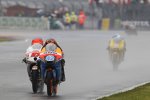 Alex Rins vor Niccolo Antonelli 