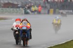 Alex Rins vor Niccolo Antonelli 