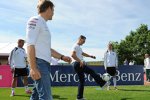 Michael Schumacher (Mercedes) und Nico Rosberg (Mercedes) besuchen die Fußball-Nationalelf