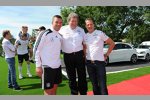 Norbert Haug (Mercedes-Motorsportchef), Michael Schumacher (Mercedes) und Nico Rosberg (Mercedes) mit Lukas Podolski und der Fußball-Nationalelf