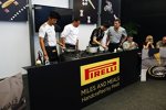 Jenson Button (McLaren) und Romain Grosjean (Lotus) als Küchenchefs bei Pirelli