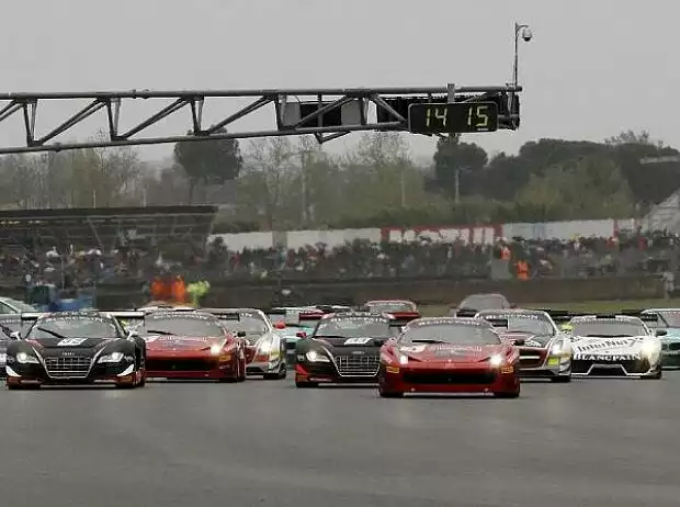GT1-WM Nogaro 2012 Titel-Bild zur News: GT1-WM Nogaro 2012