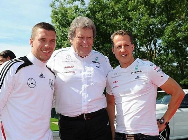 Titel-Bild zur News: Norbert Haug (Mercedes-Motorsportchef), Michael Schumacher, Nico Rosberg