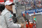 Michael Schumacher (Mercedes) beobachtet die Kollegen von der Boxengasse aus - gelingt dem Deutschen in Monaco eine Überraschung?