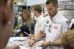 Martin Tomczyk (BMW) bei der Autogrammstunde