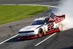 Brad Keselowski (Penske) zelebrierte seinen Sieg wie üblich mit 