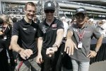 Die drei Franzosen Sebastien Bourdais, Simon Pagenaud und Jean Alesi steigen stolz ihre Indy-500-Ringe