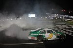 Kasey Kahne (Hendrick) zelebriert seinen ersten Saisonsieg per Burnout