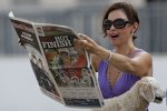 Ashley Judd liest Zeitung