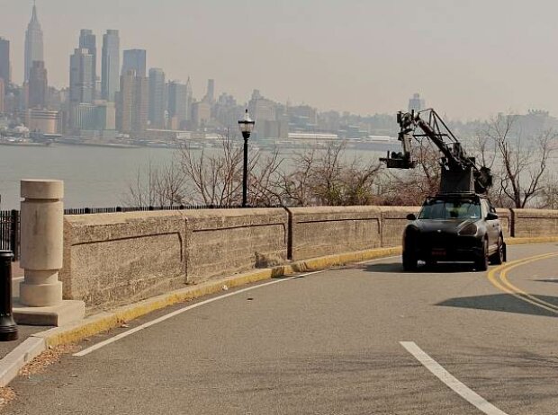 Kamera-Fahrzeug vor der Skyline von Manhattan
