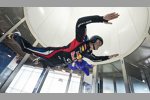 PR-Stunt für Infiniti: Mark Webber (Red Bull) zuerst beim Trockenüben für einen Fallschirmsprung
