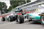 Der Freitag beginnt auf der Strecke: Michael Schumacher (Mercedes) und Nico Rosberg (Mercedes) gehen raus