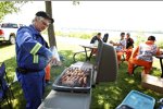 Würstchen für die Helfer rund um die Strecke