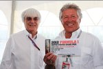 Vorverkaufs-Start für den Circuit of The Americas in Austin: US-Grand-Prix-Botschafter Mario Andretti übergibt symbolisch die erste Eintrittskarte für den 18. November an Bernie Ecclestone (Formel-1-Chef) 