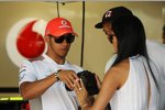 Lewis Hamilton (McLaren) erklärt Nicole Scherzinger, wie Sie ihn während des Rennens am besten fotografieren kann