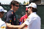Mark Webber (Red Bull) und Pedro de la Rosa (HRT) 