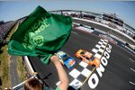 Start zum Pocono 400 mit Joey Logano (Gibbs) und Carl Edwards (Roush) an der Spitze