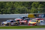 Landon Cassill (BK) und A.J. Allmendinger (Penske) sorgten für die erste Gelbphase im Pocono 400