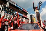 Joey Logano (Gibbs) in der Victory Lane