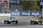 Michael Schumacher (Mercedes) wagt ein riskantes Überholmanöver gegen Kamui Kobayashi (Sauber), hat aber keinen Erfolg