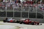 Fernando Alonso (Ferrari) und Lewis Hamilton (McLaren), der seine entscheidende Attacke vorbereitet