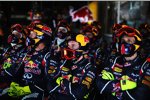 Red-Bull-Mechaniker verfolgen das Rennen