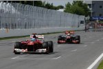 Fernando Alonso (Ferrari) vor Lewis Hamilton (McLaren) 