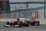 Fernando Alonso (Ferrari) vor Lewis Hamilton (McLaren) 