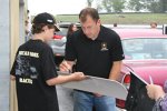 Ryan Newman gibt Autogramme