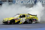 Joey Logano (Gibbs) zelebriert seinen fünften Saionsieg per Burnout